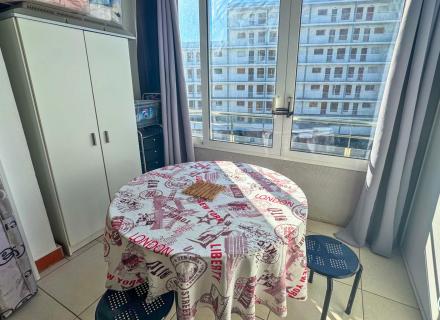 Studio lumineux rénové à 40 mètres de la mer, quartier du salatar – roses