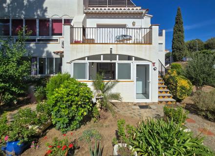 Si buscas un lugar tranquilo en roses, rodeado de naturaleza y con todas las comodidades para disfrutarlo durante todo el año, este apartamento puede sorprenderte.