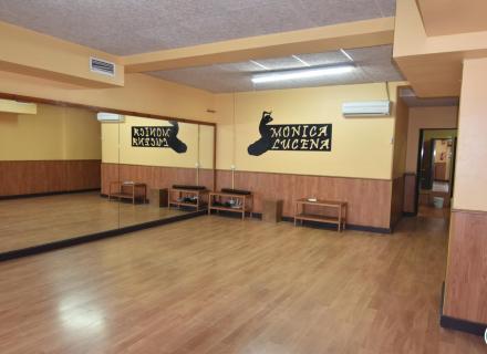 Local commercial à vendre à l'entrée de mas matas, roses