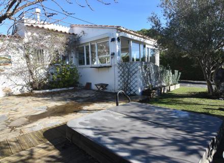 Casa independent amb jardí, solàrium i vistes a la muntanya a mas busca, roses