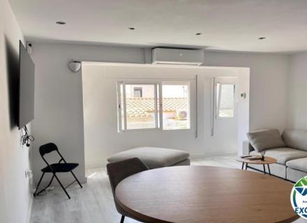Roses centre acogedor apartamento de dos dormitorios completamente reformado