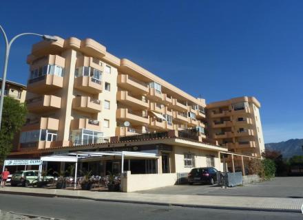 Estudi de 35 m², amb bones vistes i molt assolellat, situat a només 500 metres de la platja.