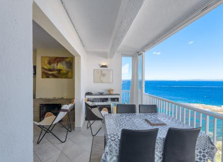Desperta cada dia al costat del mediterrani – apartament amb piscina, pàrquing i vistes al mar al far de roses