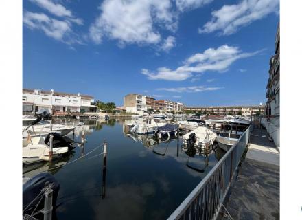 Appartement entièrement rénové avec 2 chambres et vue sur le canal.