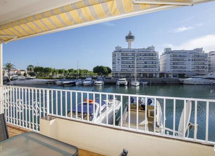 Bel appartement de vacances rénové à vendre au milieu d'empuriabrava avec une superbe vue sur le canal