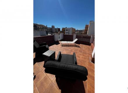 Se vende una pequeña casa de vacaciones en pleno centro de empuriabrava, a solo 800 m de la playa.