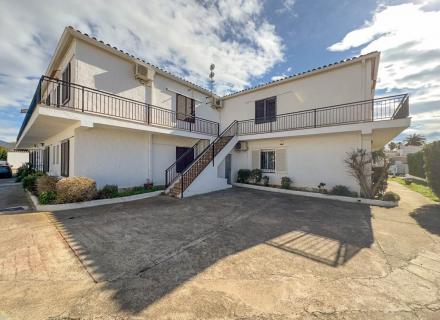 Apartamento renovado con parking y amarre en empuriabrava.