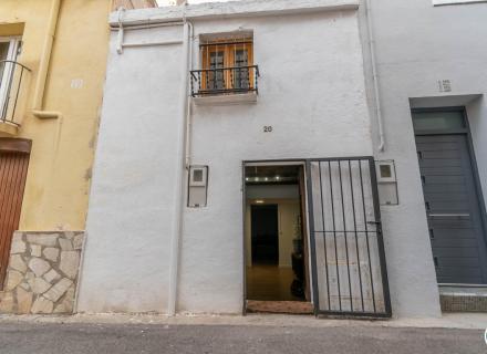 Bonita casa parcialmente reformada.