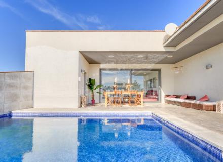 En santa llogaia, privacidad, luz natural, espacio al aire libre ... 396 m2 útiles y 400 m2 de terreno 100% edificable.