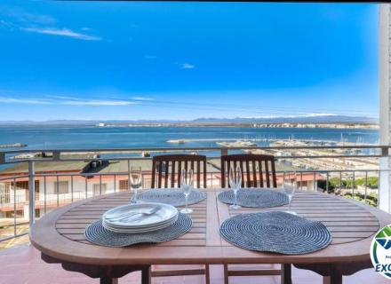 Habitatge exclusiu amb vistes panoràmiques al mar i al port de roses