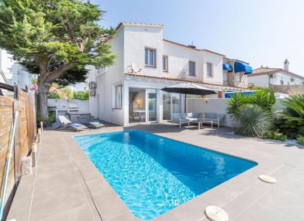 Elegante villa con piscina, amarre y acceso directo al canal de santa margarita