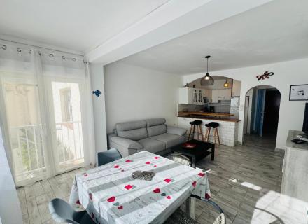 Appartement rénové à deux pas de la mer avec licence touristique et place de parking.