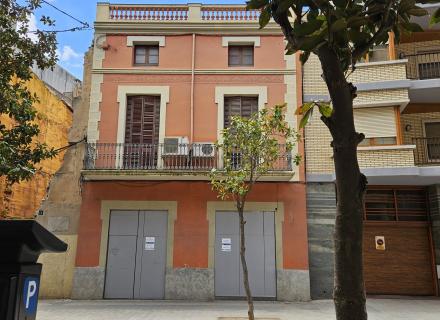 Edificio en centro ciudad de 496m2 en 3 plantas c/. nou de figueres