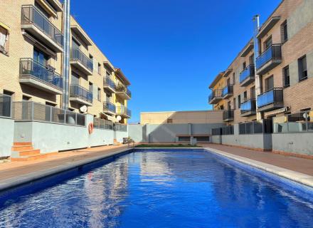 Piso de dos dormitorios con terraza y piscina comunitária. sant pere pescador.