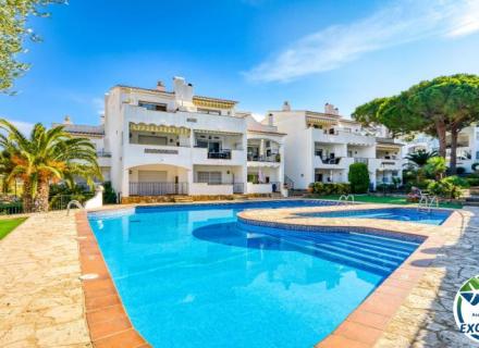 Apartamento con terraza, piscina, parking y licencia turística en puig rom – roses