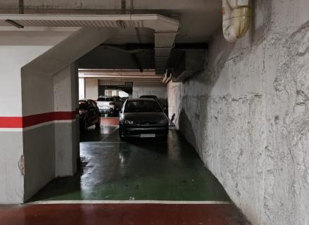 Amplia plaza de aparcamiento en el centro de figueres