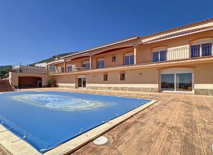 En venta – villa de alto standing con vistas al mar en pau, costa brava