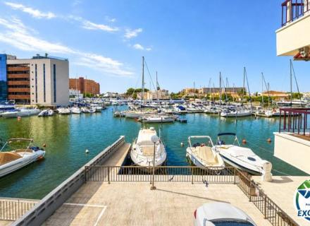 El teu racó vora el mar a roses: terrassa amb vistes al canal i pàrquing privat