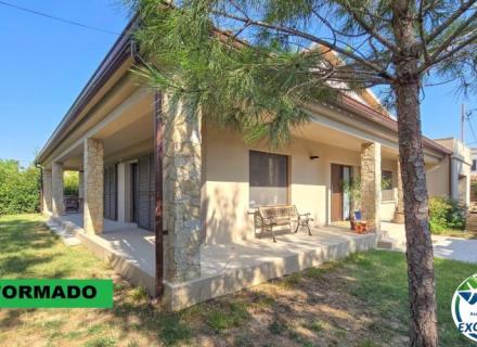 Casa con jardín en sant pere pescador.