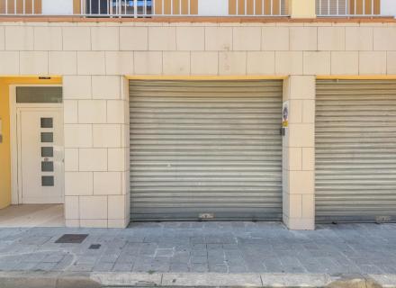Garatge tancat al cor de roses