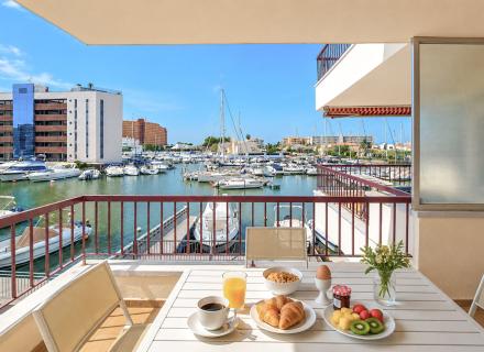 Votre pied-à-terre au bord de la mer à roses : terrasse avec vue canal et parking privé