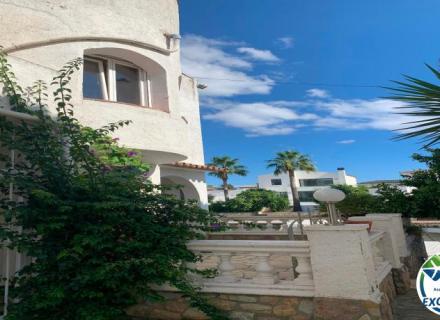 Casa semi adosada en empuriabrava a reformar, con amarre privado y amplia terraza