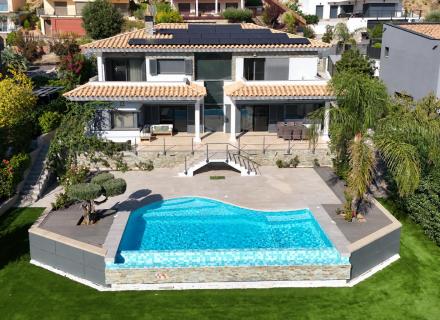 Villa design avec piscine et vues spectaculaires sur la baie de roses – palau-saverdera