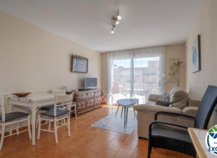 ático céntrico con solárium privado y vistas al mar en empuriabrava