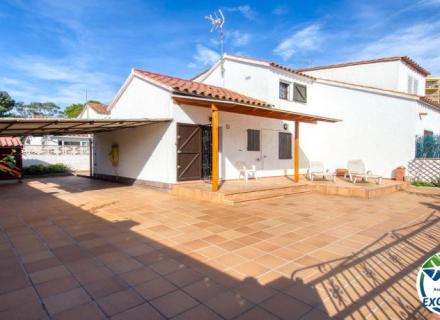 Acollidora casa a mas matas, roses, a pocs metres del mar i dels comerços