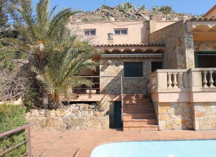 Villa amb magnífiques vistes sobre la badia de roses.
