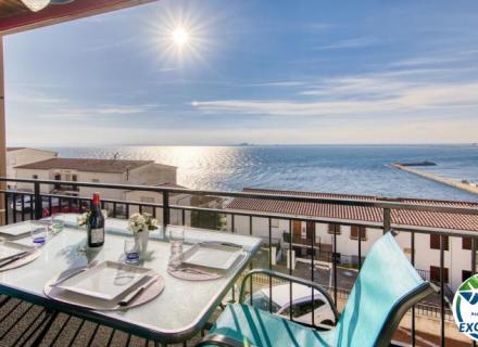 Appartement entièrement rénové avec vue sur la mer au 2ᵉ quai de roses