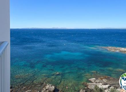 Desperta cada dia al costat del mediterrani – apartament amb piscina, pàrquing i vistes al mar al far de roses