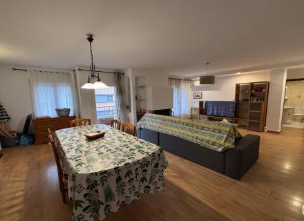 Apartamento luminoso de tres habitaciones en el centro de roses