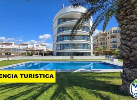 Penthouse en première ligne avec solarium, belles vues et licence touristique.