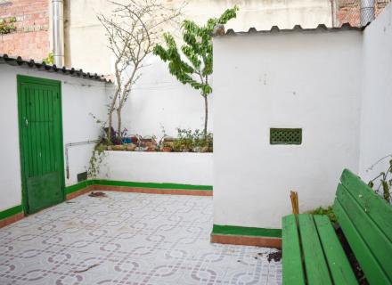 Acollidora casa adossada amb pati a la jonquera