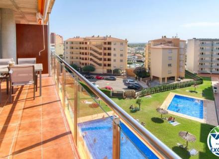 Lumineux appartement au dernier étage avec terrasse, piscines, parking et débarras à santa margarida