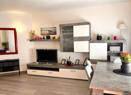 Appartement rénové avec grande terrasse et vue latérale sur le canal