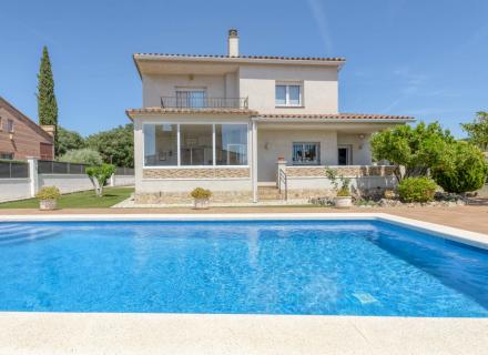 Fantástica casa individual amb terreny de 700 m² a 6 km de figueres