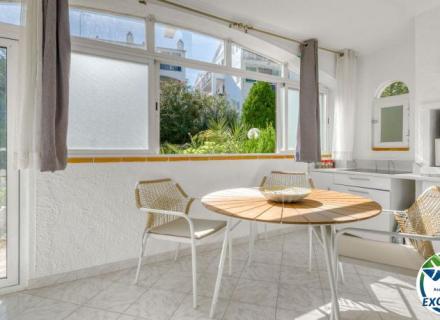Si buscas un lugar tranquilo en roses, rodeado de naturaleza y con todas las comodidades para disfrutarlo durante todo el año, este apartamento puede sorprenderte.
