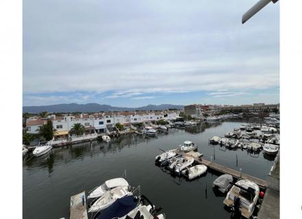 Bonito y moderno piso con vistas al canal y amarre de 2,5 x 5 m en port emporda, cerca de la playa y del centro de empuriabrava