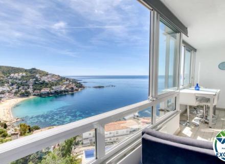 Apartament reformat amb impressionants vistes al mar, terrassa assolellada, pàrquing, garatge i traster a canyelles (roses)