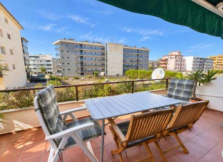 Amplio estudio con terraza y licencia turística a 80 metros de la playa de santa margarita - roses