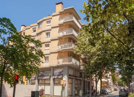 Pis exterior i molt assolellat amb plaça de pàrquing i traster.