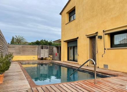 Grande villa à vendre à la bisbal d'empordà.