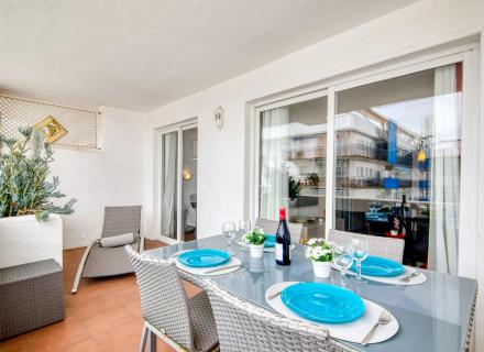 Appartement confortable avec piscine commune et terrasse dans un cadre paisible