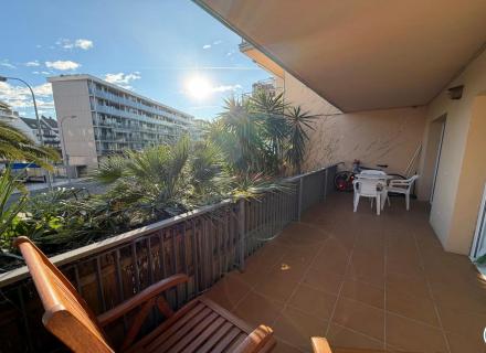 Ampli i lluminós apartament situat a pocs passos de la platja, ideal per gaudir del mar i de tots els serveis de la zona.