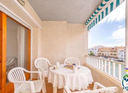 Port moxó charmant appartement de 2 chambres avec vue sur le canal, solarium et parking privé extérieur