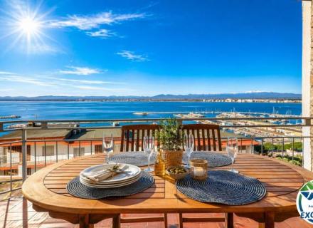 Propriété exclusive offrant une vue panoramique sur la mer et le port de roses