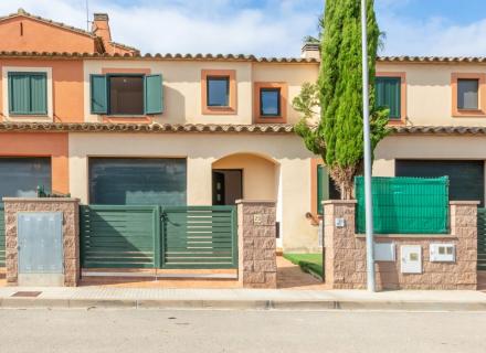 Casa adossada amb piscina a l`armentera, alt empordà.