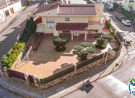 Fantástica casa moderna con piscina, cocina exterior y a pocos pasos de la playa.